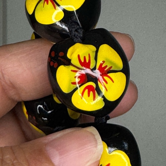 Yellow Hibiscus Kukui Nut Lei Necklace NWOT - Picture 3 of 5